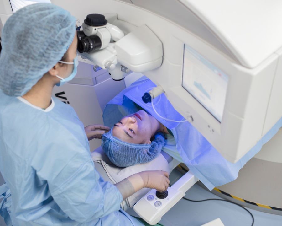 SMILE Pro AI 4.0 tạo vết mổ siêu nhỏ, nhờ đó bảo tồn giác mạc tối đa, hạn chế xâm lấn và rút ngắn thời gian hồi phục so với các kỹ thuật mổ cận truyền thống.