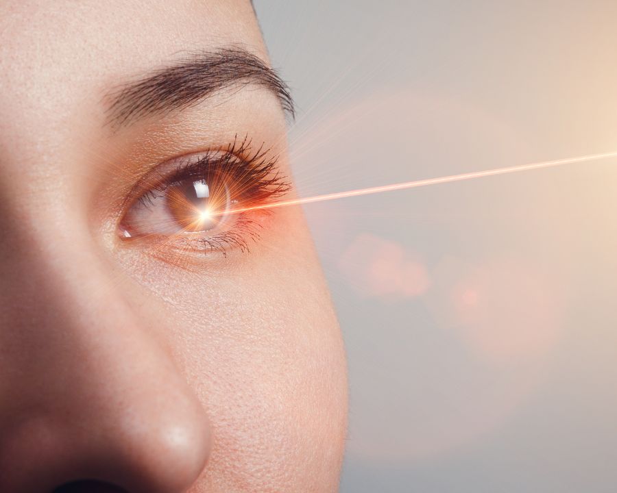 Nhờ công nghệ laser kép, FEMTOLASIK giúp an toàn hơn, vết mổ mỏng và đều hơn, phục hồi nhanh hơn, được FDA (Mỹ) phê duyệt và ứng dụng rộng rãi trên toàn cầu.