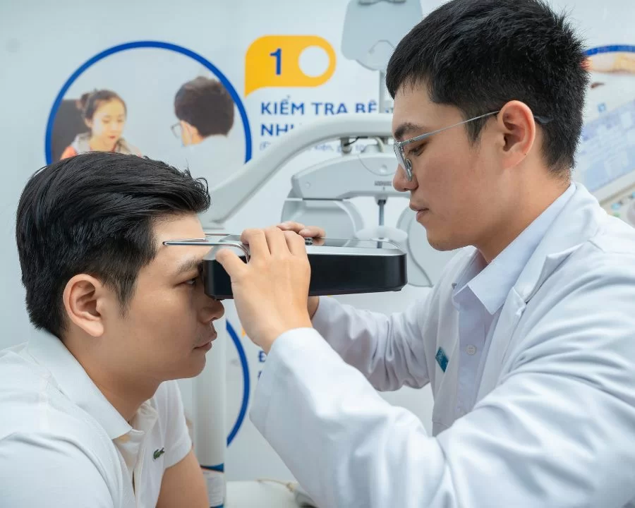 Cận bao nhiêu độ thì mổ được? 4 Điều kiện để mổ mắt (7) Đo mắt tại Kính Hải Triều trước phẫu thuật