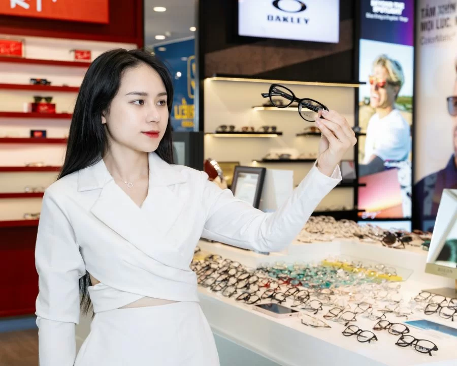 Cận nặng nên đeo gọng gì? Cách chọn gọng kính cho người cận nặng