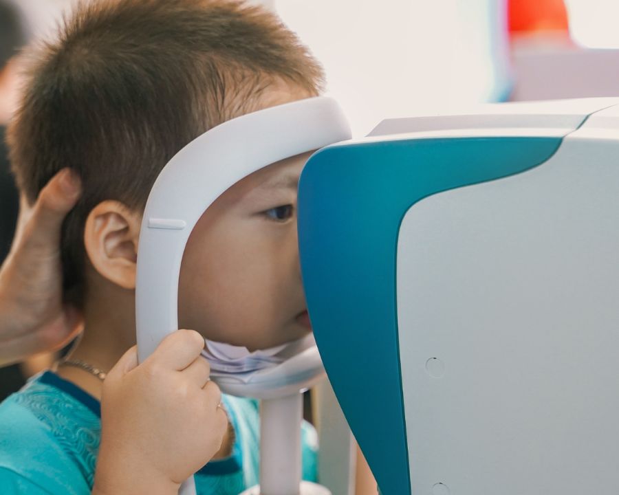 Cận thị ở trẻ em có chữa được không? Tư vấn A-Z cùng chuyên gia (2) Thay vì chỉ nghĩ đến việc chữa cận thị ở trẻ em, phụ huynh nên tìm cách kiểm soát cận thị ở trẻ em càng sớm càng tốt