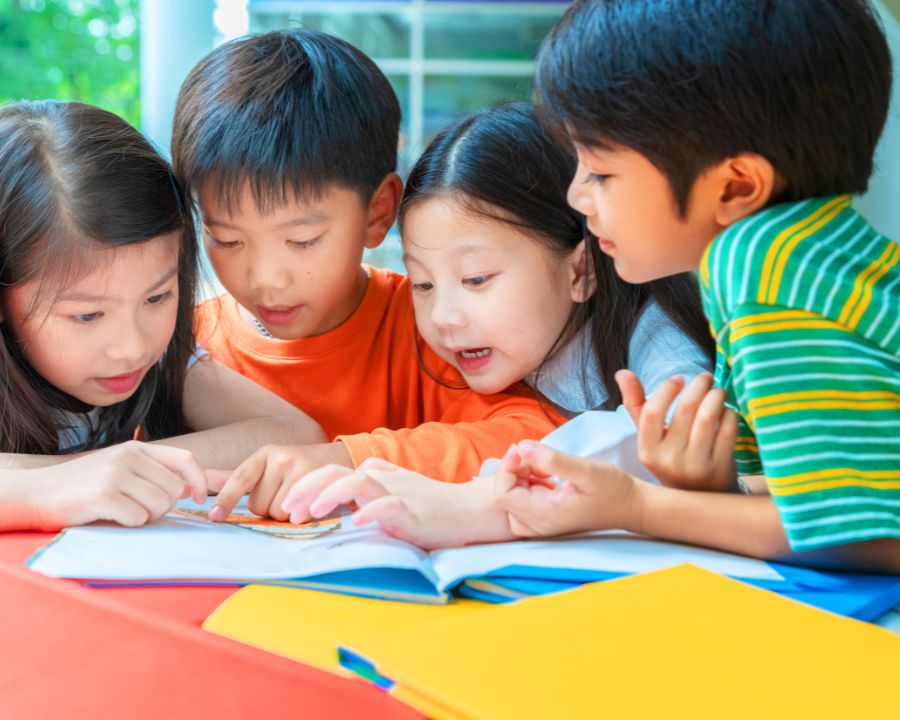 Cận thị ở trẻ em có chữa được không? Tư vấn A-Z cùng chuyên gia (7) Cấu trúc mắt, di truyền và lối sống là 3 yếu tố chính gây nên cận thị ở trẻ em