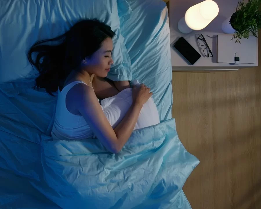 Chăm sóc mắt sau mổ cận: 12 lưu ý chuyên sâu tránh biến chứng (2) Ngủ một giấc là một cách chăm sóc mắt sau mổ cận, giúp mắt thư giãn