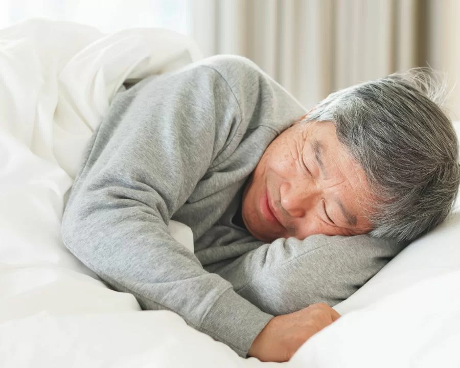 Chăm sóc mắt sau mổ cận: 12 lưu ý chuyên sâu tránh biến chứng (5) Sau mổ mắt, tuyệt đối không lái xe, không dùng tay dụi mắt hay trang điểm vùng mắt và hạn chế tối đa việc tiếp xúc với thiết bị điện tử