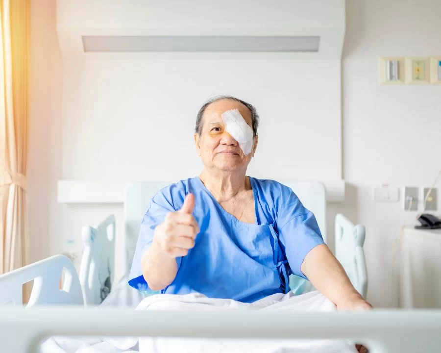 Chăm sóc mắt sau mổ cận: 12 lưu ý chuyên sâu tránh biến chứng (1) Chăm sóc mắt sau mổ cận. 12 lưu ý chuyên sâu tránh biến chứng