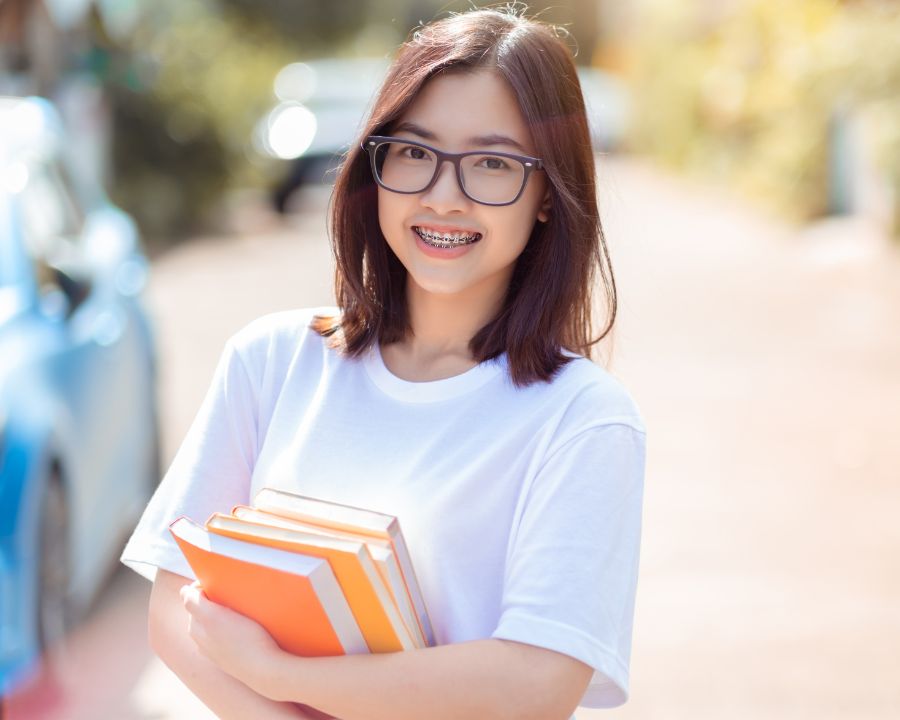 Đeo kính cận có bị lồi mắt không? Giải đáp từ chuyên gia (3) Không đeo kính hoặc đeo sai độ, sai cách mới là yếu tố làm tăng tốc độ tiến triển của cận thị, gián tiếp góp phần làm mắt lồi hơn.
