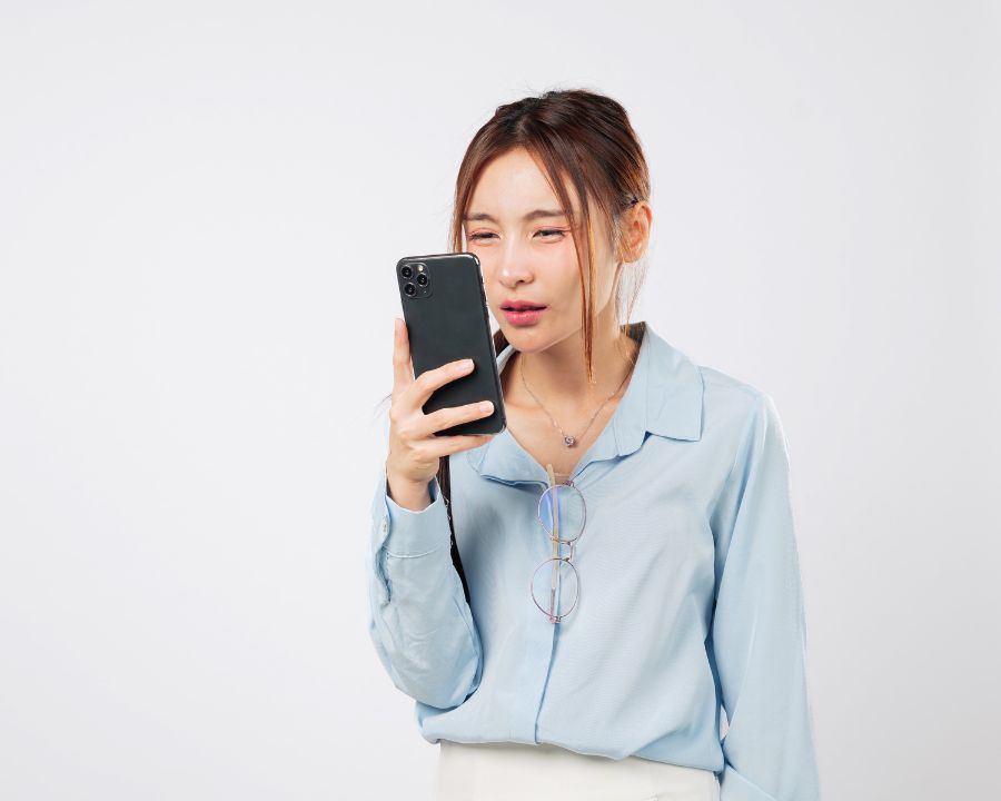 Đeo kính cận có bị lồi mắt không? Giải đáp từ chuyên gia (4) Đeo kính sai độ, sai cách hoặc lạm dụng đeo kính là những nguyên nhân gián tiếp gây tình trạng đeo kính cận nhìn vật bị lồi