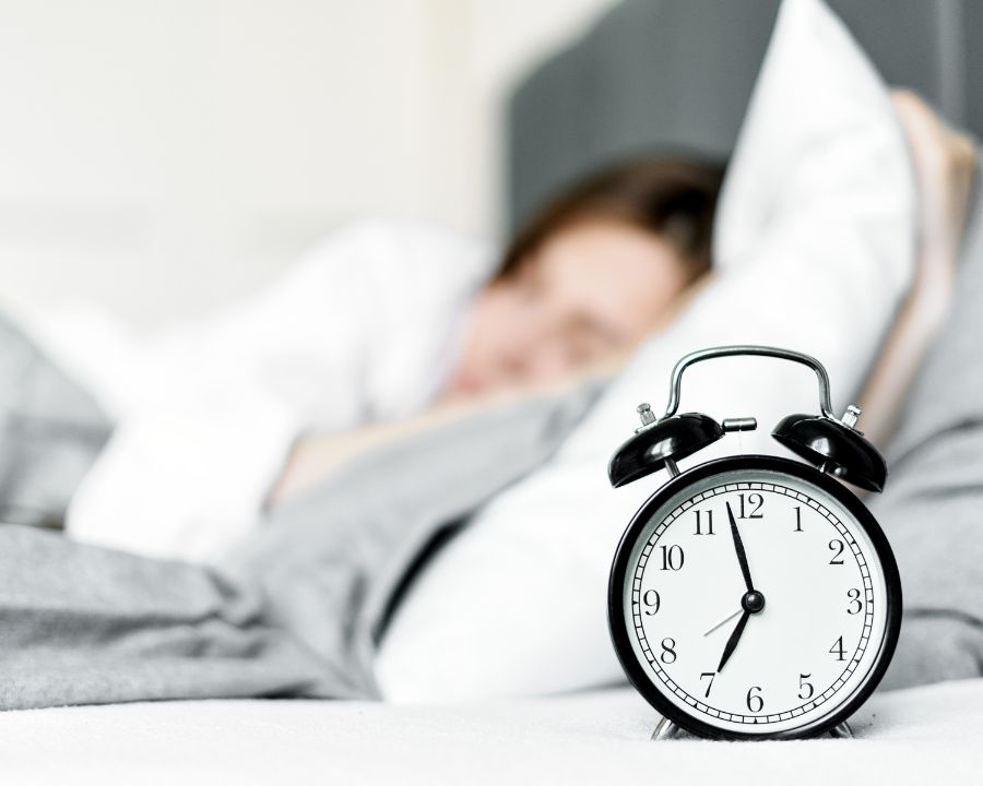 Đeo kính cận có bị lồi mắt không? Giải đáp từ chuyên gia (5) Ngủ đủ giấc, không hút thuốc lá và vệ sinh mắt đúng cách là 3 thay đổi thói quen cơ bản để chăm sóc mắt, tránh gây lồi mắt