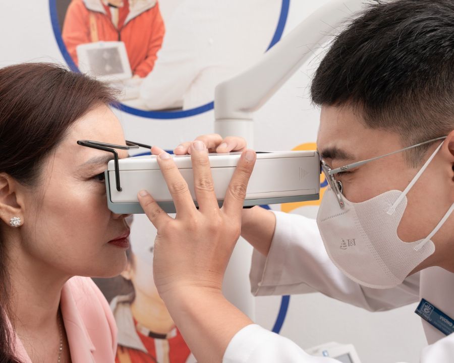 Đeo kính cận có bị lồi mắt không? Giải đáp từ chuyên gia (6) Khi mua kính, hãy yêu cầu nhân viên hoặc chuyên gia nhãn khoa điều chỉnh gọng, tròng kính và đo mắt thường xuyên để tầm soát cận thị, tránh lồi mắt