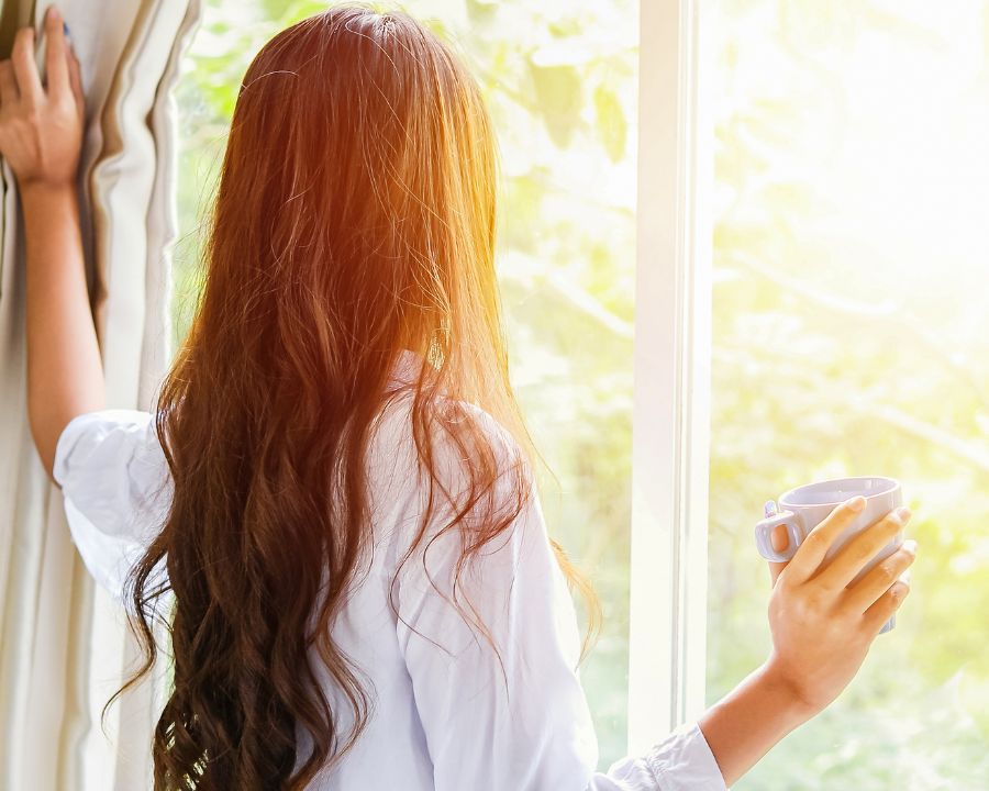 Đeo kính cận có bị lồi mắt không? Giải đáp từ chuyên gia (8) Mỗi 20 phút hãy để mắt nhìn ra ngoài cửa sổ hoặc ra xa khoảng 6 mét để mắt được nghỉ ngơi.