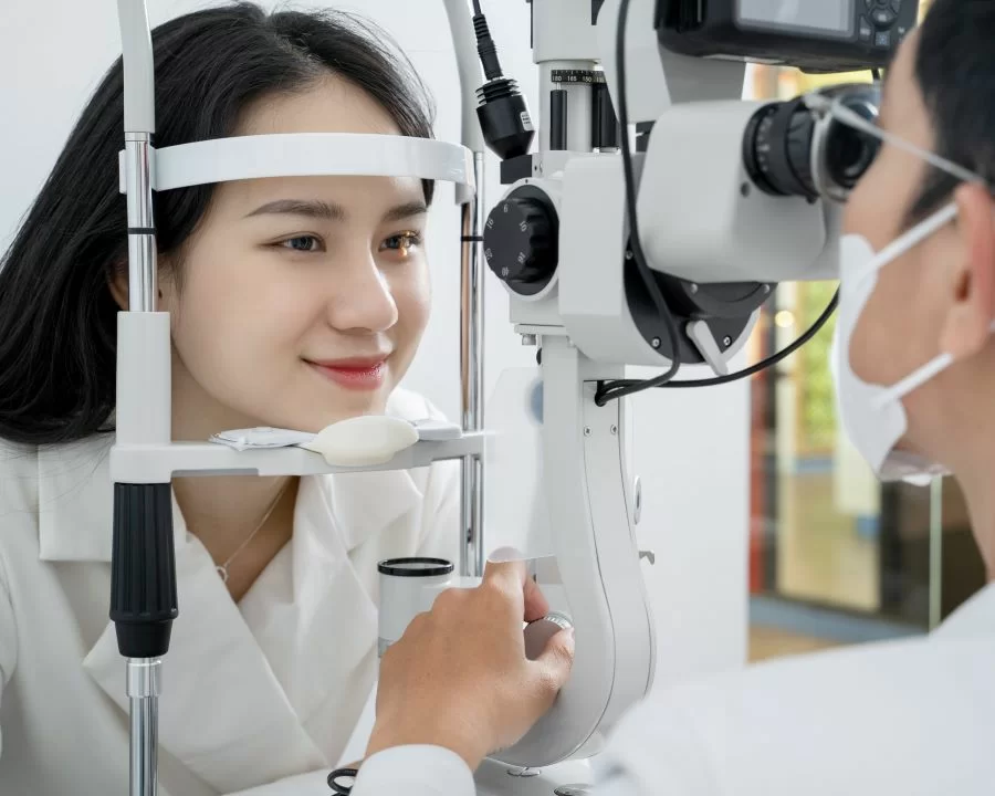 Điều kiện mổ mắt cận: khi nào, bao nhiêu tuổi được xóa cận? (2) Đo mắt định kỳ để đảm bảo độ cận ổn định