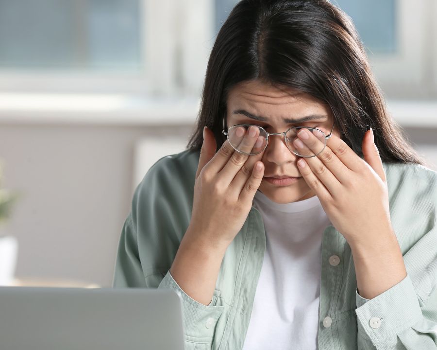 Mắt lồi do cận thị có chữa được không? Bác sĩ giải đáp A-Z (8) Mắt lồi do cận thường không gây đau – nhưng vẫn có thể gây biến chứng âm thầm như khô mắt, mỏi mắt, lệch trục nhìn, hoặc thoái hóa võng mạc.