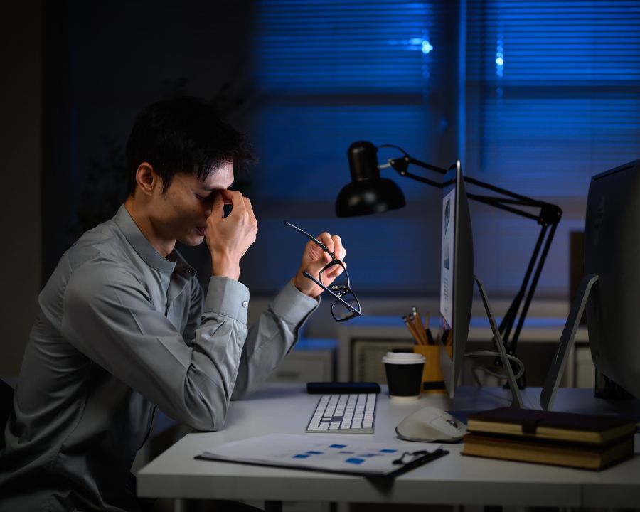 Mắt lồi do cận thị có chữa được không? Bác sĩ giải đáp A-Z (9) Đeo kính đúng cách, thường xuyên kiểm tra mắt, tập chớp mắt và cho mắt nghỉ ngơi là 3 thói quen để kiểm soát cận thị, giúp mắt đỡ lồi hơn