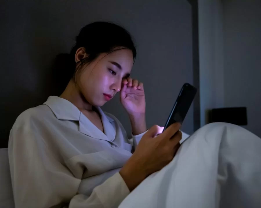 Mổ mắt có bị tái cận không? Lưu ý và 4 lời khuyên chuyên gia (5) Dành hơn 5 giờ sử dụng điện thoại hàng ngày sau mổ có nguy cơ tái cận gấp 1.8 lần