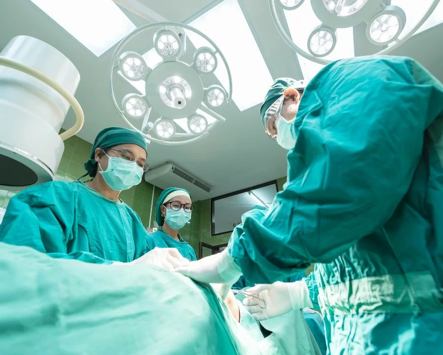 Mổ mắt có bị tái cận không? Lưu ý và 4 lời khuyên chuyên gia (7) Mổ mắt có bị tái cận không? Có. Tái cận có thể mổ lại được với tỷ lệ an toàn là 70-80%