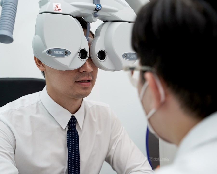 Mổ Phakic ICL là gì, chi phí, an toàn không, có nên chọn? (4) Bệnh nhân tiến hành đo mắt