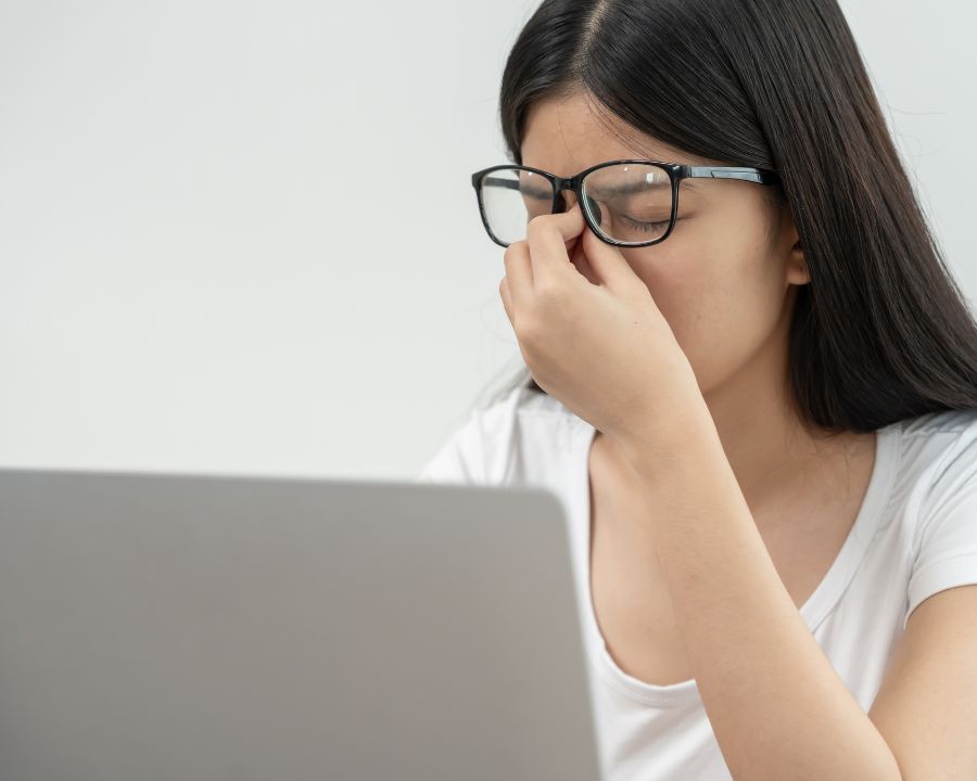 Tại sao đeo kính cận bị mỏi mắt? Trả lời và xử lý từ bác sĩ (2) Người đeo kính sai độ có nguy cơ tăng nhanh độ cận do mắt phải gắng sức điều tiết quá mức.