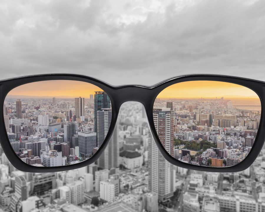 Tại sao đeo kính cận bị mỏi mắt? Trả lời và xử lý từ bác sĩ (11) Thời gian thích nghi với kính mới thường từ 3 đến 7 ngày, tối đa không quá 10 ngày nếu là dấu hiệu bình thường.