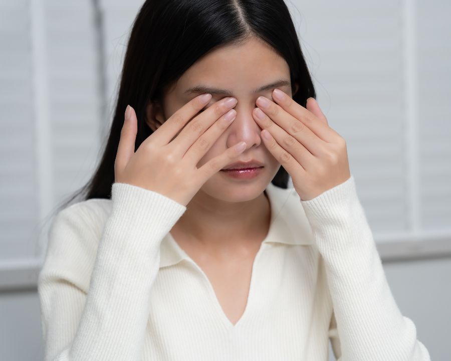 Tại sao đeo kính cận bị mỏi mắt? Trả lời và xử lý từ bác sĩ (12) Mỏi mắt, nhức đầu hơn 7-10 ngày không giảm, thậm chí có dấu hiệu nặng lên là một dấu hiệu bất thường, báo hiệu đang có vấn đề về kính hoặc sức khỏe mắt