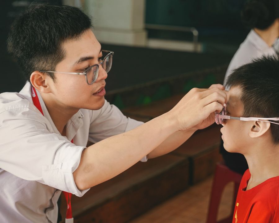 Tại sao đeo kính cận bị mỏi mắt? Trả lời và xử lý từ bác sĩ (13) Kiểm tra độ rõ nét, đánh giá cảm giác đeo và quan sát hình ảnh biến dạng là 3 cách tự kiểm tra độ phù hợp của kính, tránh đeo kính cận bị mỏi mắt