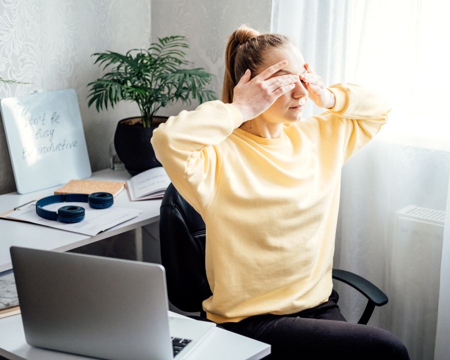 Tại sao đeo kính cận bị mỏi mắt? Trả lời và xử lý từ bác sĩ (14) Kiểm tra độ rõ nét, đánh giá cảm giác đeo và quan sát hình ảnh biến dạng là 3 cách tự kiểm tra độ phù hợp của kính, tránh đeo kính cận bị mỏi mắt