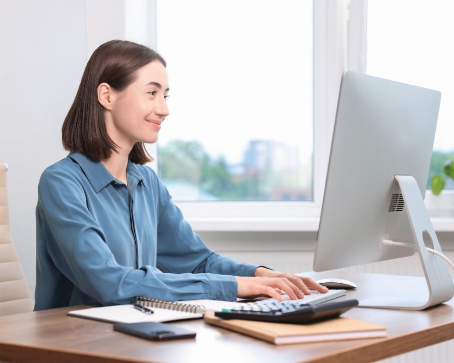 Tại sao đeo kính cận bị mỏi mắt? Trả lời và xử lý từ bác sĩ (16) Tư thế đúng khi làm việc: Ngồi thẳng lưng, giữ cột sống, cổ và vai trong tư thế thoải mái, không cúi gập hoặc ngửa quá sâu.