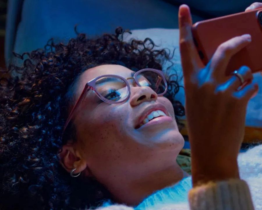 Tại sao đeo kính cận bị mỏi mắt? Trả lời và xử lý từ bác sĩ (17) Essilor Eyezen, Hoya BlueControl, Zeiss Digital lens là những tròng kính chống UV, giảm ánh sáng xanh hiệu quả và chính hãng tại Kính Hải Triều