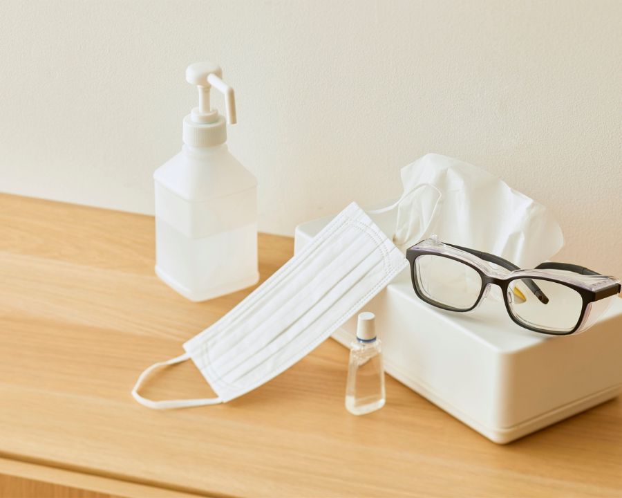 Tại sao đeo kính cận bị mỏi mắt? Trả lời và xử lý từ bác sĩ (18) Lau/Vệ sinh kính đúng cách và massage mắt/tập thể dụng cho mắt hằng ngày để tránh mỏi mắt khi đeo kính cận