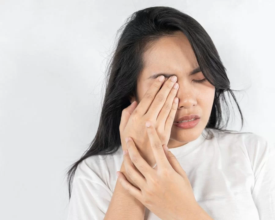 Tại sao đeo kính cận bị mỏi mắt? Trả lời và xử lý từ bác sĩ (4) Nếu PD bị đo sai hoặc khi cắt kính không đúng số đo PD sẽ khiến tâm kính lệch khỏi vị trí chính xác, làm đeo kính cận nhức mắt