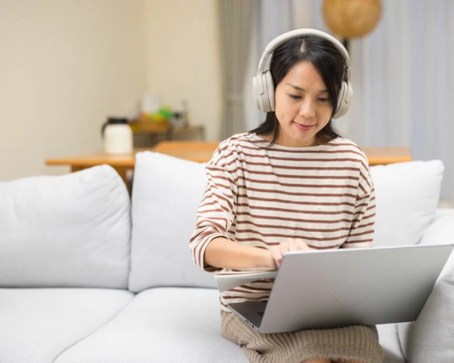 Tại sao đeo kính cận bị mỏi mắt? Trả lời và xử lý từ bác sĩ (7) Tại sao đeo kính cận bị mỏi mắt? Lý do 6: Lạm dụng thiết bị điện tử ngay sau khi cắt kính