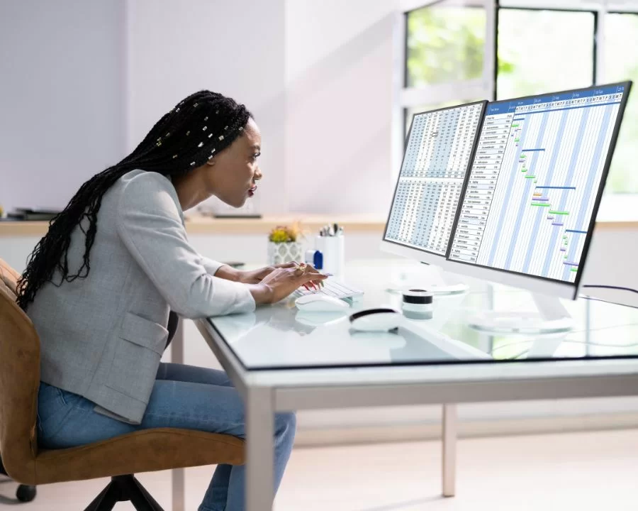 Tại sao đeo kính cận bị mỏi mắt? Trả lời và xử lý từ bác sĩ (8) Khi ngồi sai tư thế, khoảng cách giữa mắt và màn hình thường không đúng chuẩn; mắt phải căng điều tiết liên tục để nhìn rõ, dẫn đến mỏi mắt, khô mắt và đau đầu.