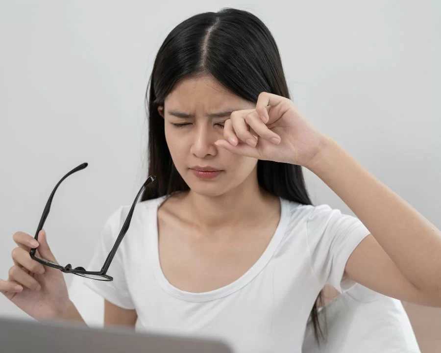 Tại sao đeo kính cận bị mỏi mắt? Trả lời và xử lý từ bác sĩ (1) Tại sao đeo kính cận bị mỏi mắt? Trả lời và xử lý từ bác sĩ