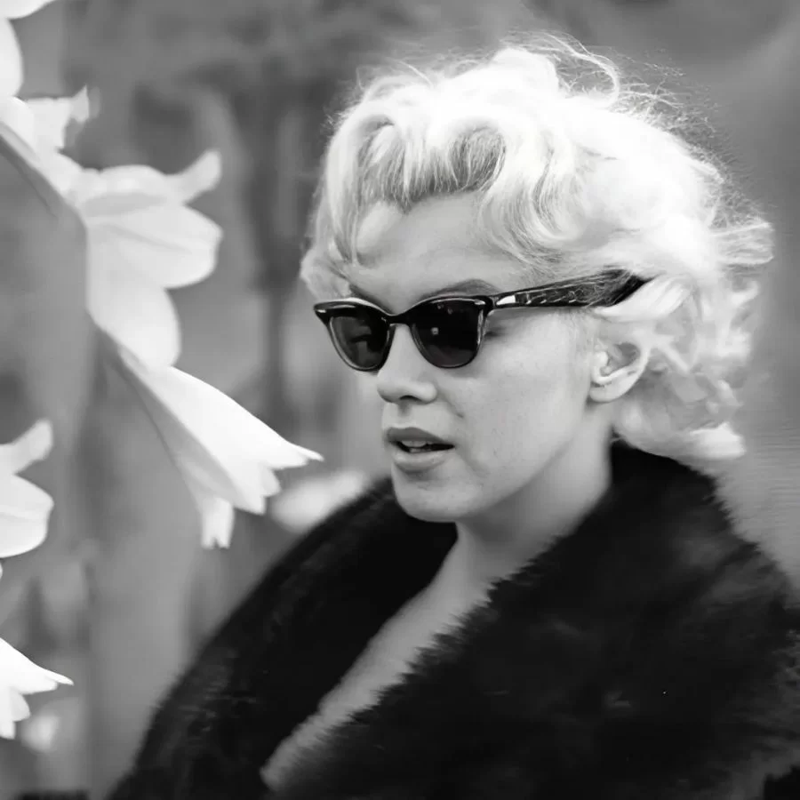 Marilyn Monroe đeo kính RayBan Wayfarer 0RB2140F_902_52 đã tạo nên sự nổi tiếng và cuồng nhiệt với chiếc kính này