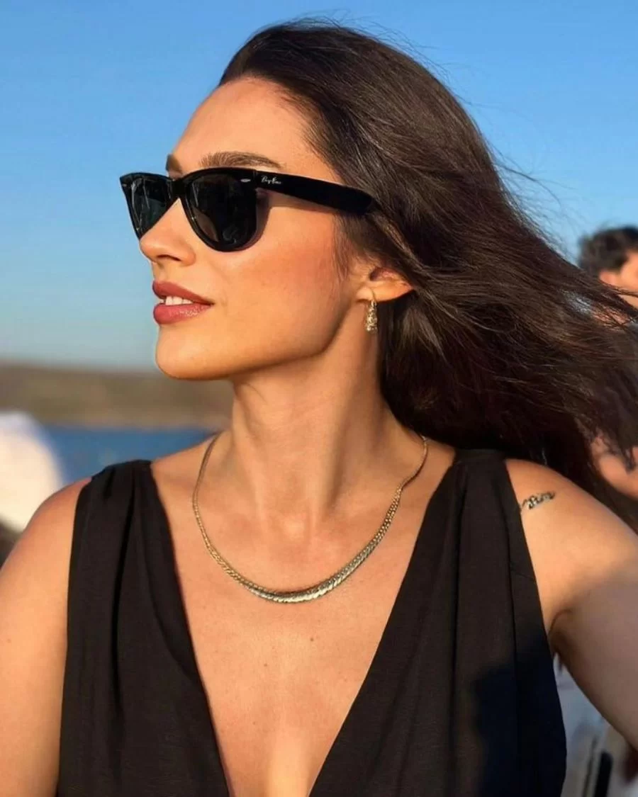 Cô gái nhẹ nhàng, thanh lịch, nữ tính, khí chất khi đeo kính mát RayBan Wayfarer 0RB2140F_902_52.