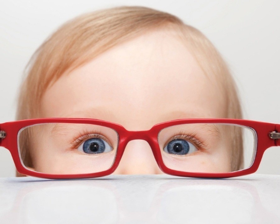 cac benh ly ve mat hay gap o tre em nguyen nhan va cach cham anh bia