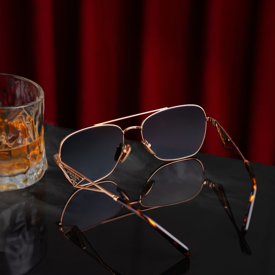 Gọng kính vàng hồng nhã nhặn phối hợp cùng tròng kính xám đậm thời trang