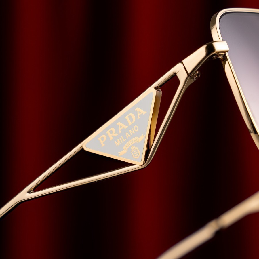 Prada Unisex – Gọng Kim loại – Chống tia UV – Mã 0PRA52S_ZVN30C_56 (4) Logo tam giác ngược Prada gọng chữ nhật