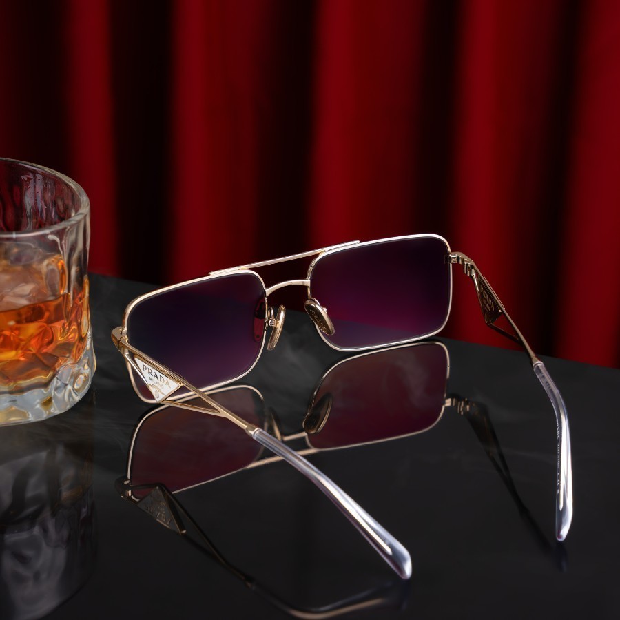 Prada Unisex – Gọng Kim loại – Chống tia UV – Mã 0PRA52S_ZVN30C_56 (6) Dáng kính chữ nhật sang trọng từ phía sau
