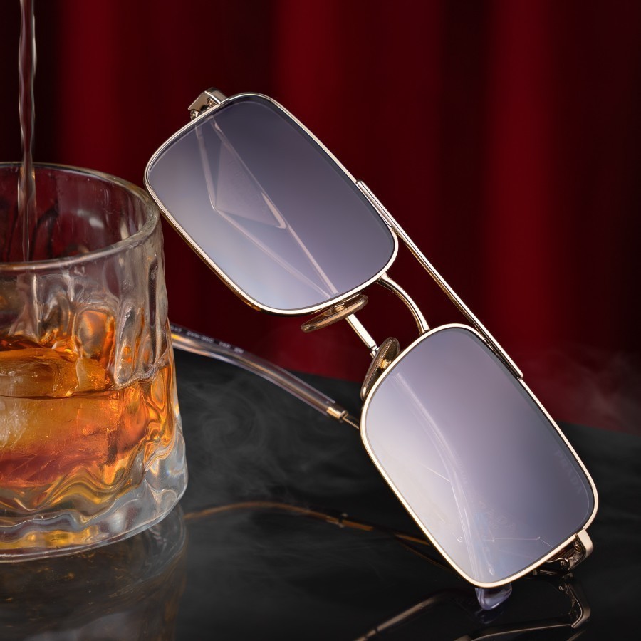 Prada Unisex – Gọng Kim loại – Chống tia UV – Mã 0PRA52S_ZVN30C_56 (8) Gọng kính hình chữ nhật sang trọng hơn khi xuất hiện tại các bữa tiệc