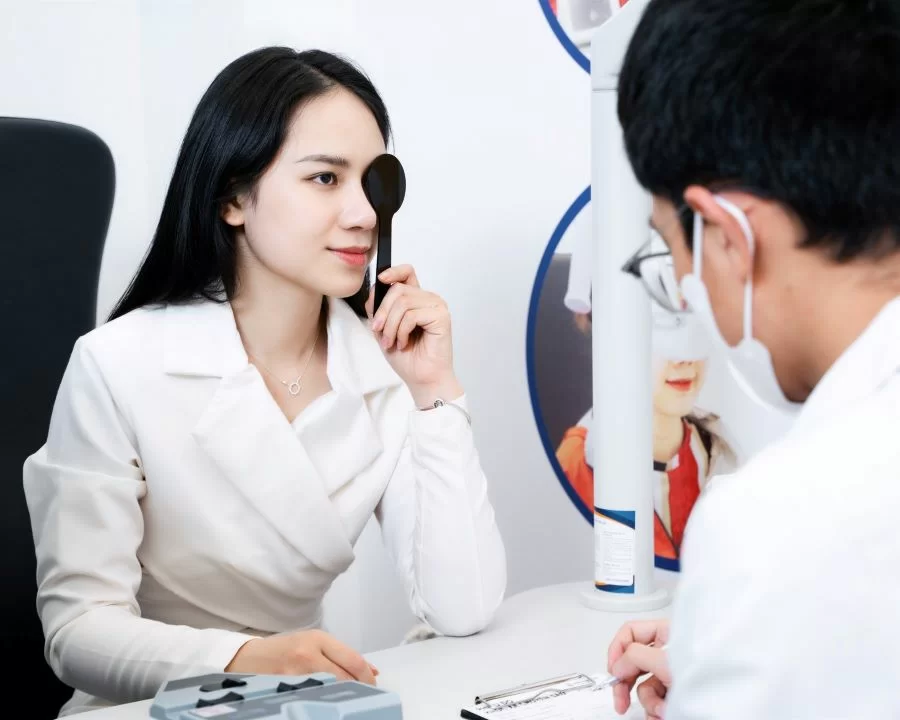 Cận 1 độ có nên đeo kính không, là nặng hay nhẹ, nhìn bao xa? (2) Đi đo mắt định kỳ
