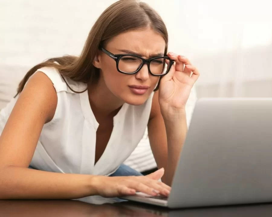 Cận 2 độ có nên đeo kính thường xuyên? 3 sự thật cần biết (2) Mắt cận sẽ phải điều tiết nhiều nếu không đeo kính