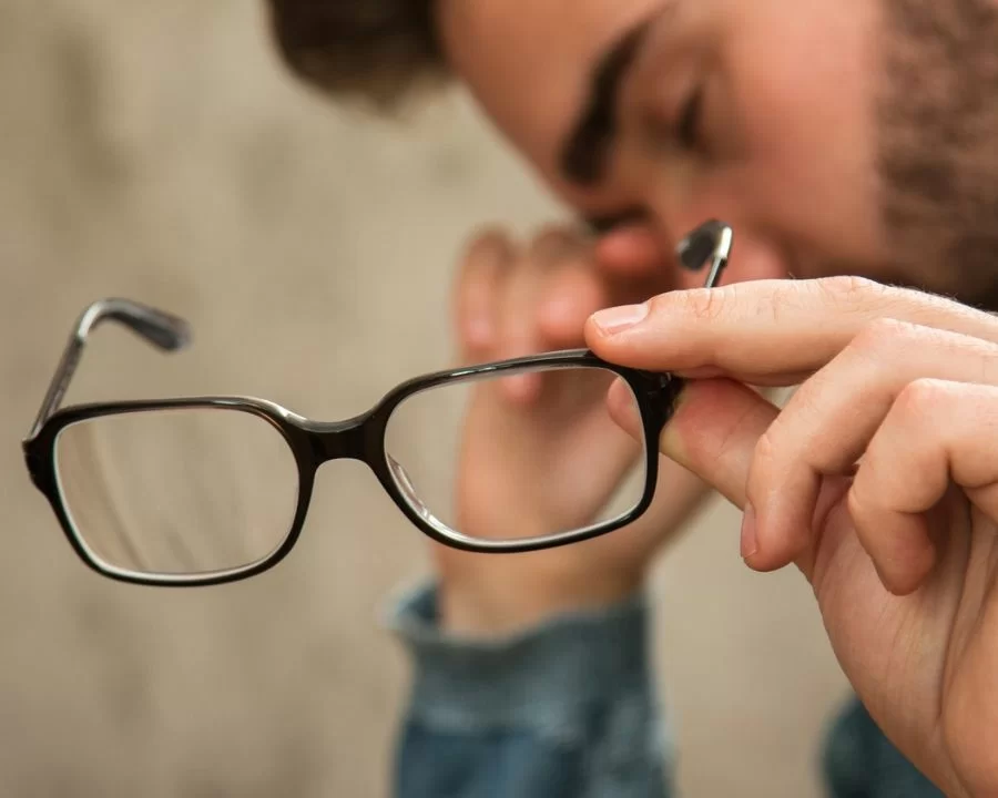 Cận 2 độ có nên đeo kính thường xuyên? 3 sự thật cần biết (1) Cận 2 độ có nên đeo kính thường xuyên không? Cách đeo đúng