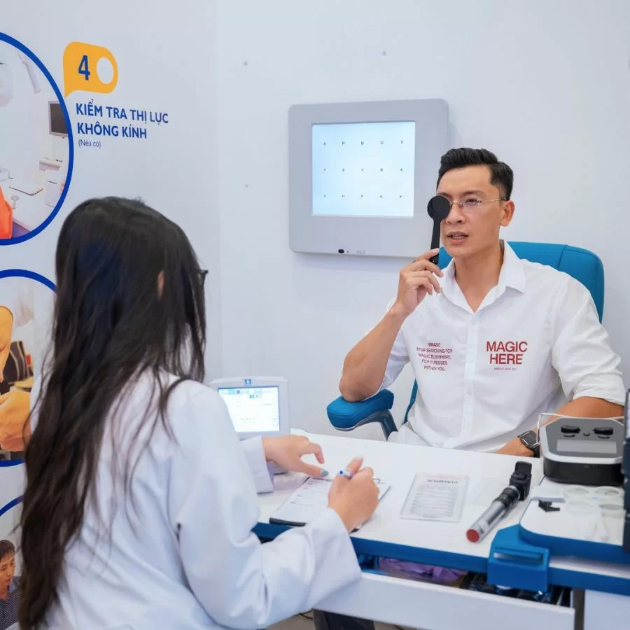 Mắt cận 4 độ nhìn được bao xa, có nặng, nguy hiểm không? (4) Đo khám mắt tại Kính Hải Triều