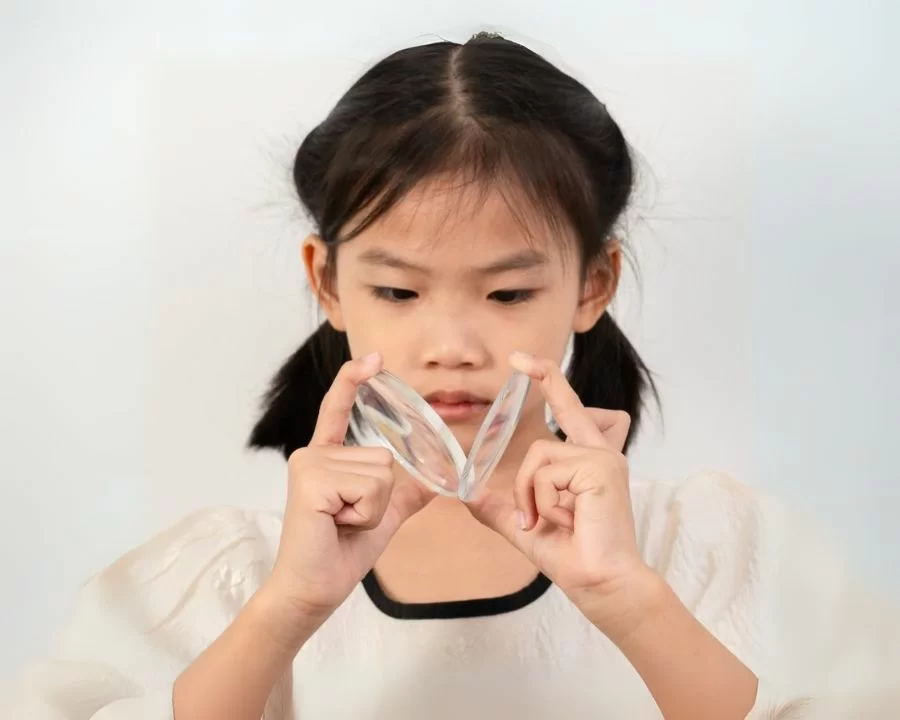 Cận 5 độ nhìn được bao xa? 5 lời khuyên vàng từ chuyên gia (1) Trẻ em bị cận đo mắt tại Kính Hải Triều