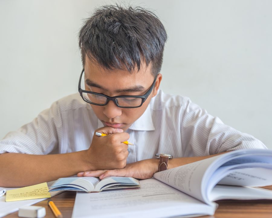 Mắt cận 3 độ nhìn được bao xa, nặng hay nhẹ? Giải đáp bác sĩ (11) Cận 3 độ có thể tăng nhanh nếu không đeo kính đầy đủ; tuy không đủ điều kiện đi nghĩa vụ hay thi Công an, nhưng vẫn có thể mổ mắt khi độ đã ổn định.