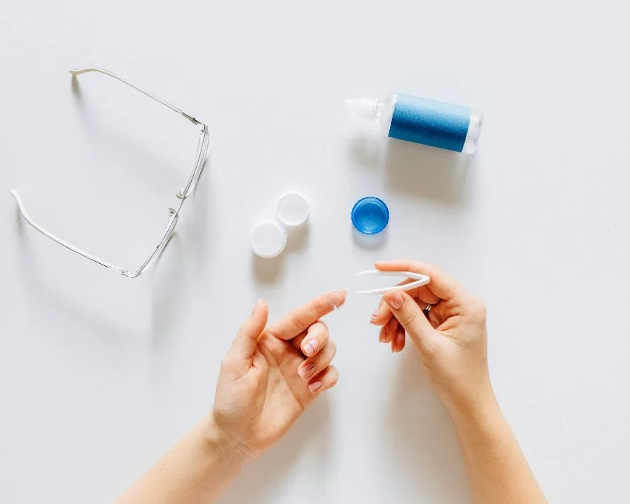 Mắt cận 3 độ nhìn được bao xa, nặng hay nhẹ? Giải đáp bác sĩ (10) Điều trị cận 3 độ hiệu quả nhất khi có bác sĩ theo dõi - như dùng Atropine liều thấp hoặc kính Ortho-K, giúp kiểm soát tăng độ tới 50%.