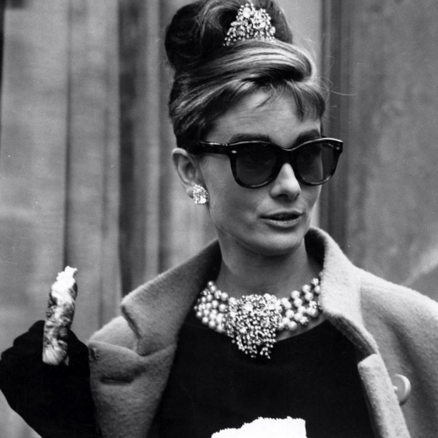 Audrey Hepburn - Nữ diễn viên người Anh khởi nguồn xu hướng kính mắt mèo