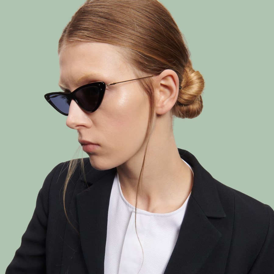 Tròng kính màu kết hợp cùng gọng mắt mèo giúp tăng tính thẩm mỹ của kính