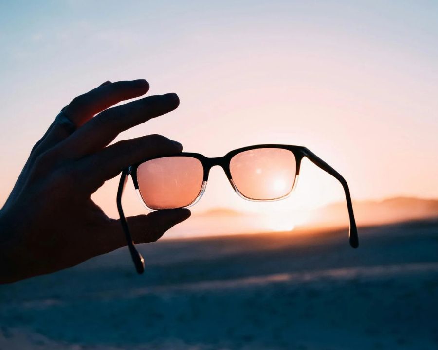 Phân biệt các loại tròng kính đổi màu phổ biến, tốt nhất hiện nay (1) 10+ các loại tròng kính đổi màu nhanh và tốt nhất thị trường