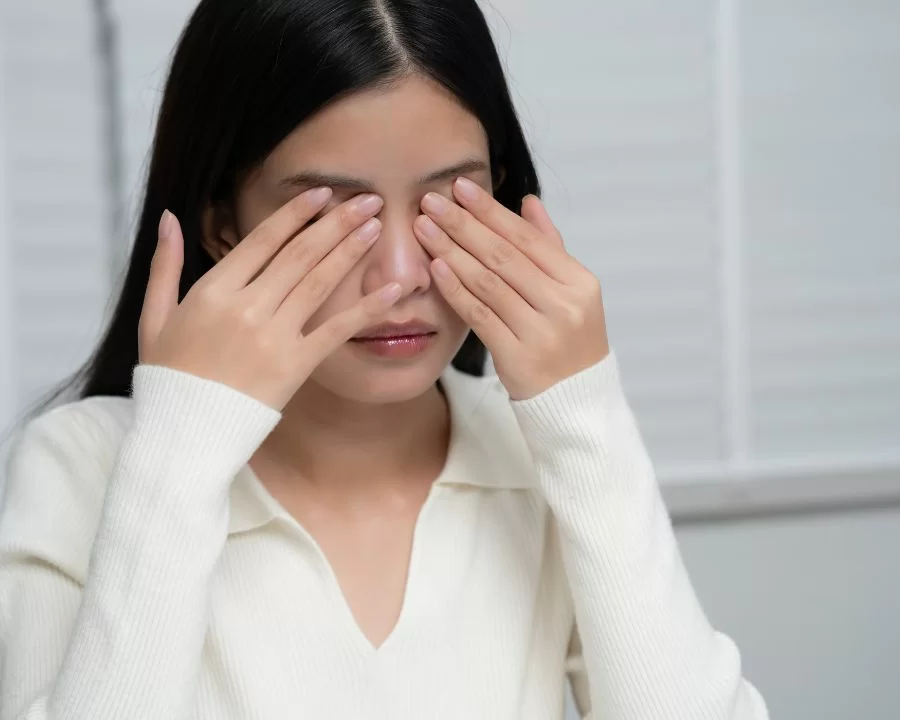 TOP 20 cách chữa cận thị tại nhà hiệu quả nhất hiện nay (3) Khi ở tại nhà hoặc nơi làm việc, bạn có thể xoa nóng hai bàn tay rồi nhẹ nhàng áp lên mắt đang nhắm kín, bóng tối và hơi ấm sẽ giúp thần kinh thị giác được thư giãn.